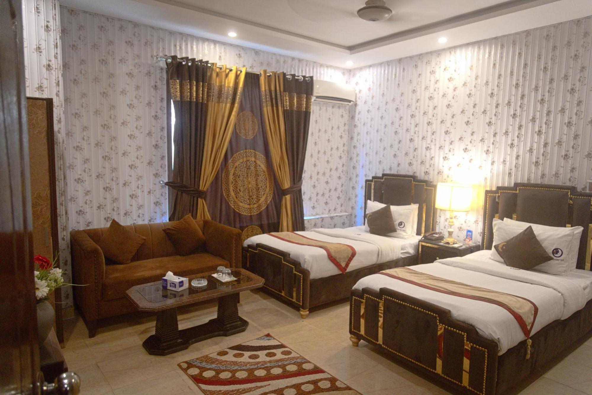 Hotel Premier Inn Johar Town Lahore Eksteriør bilde