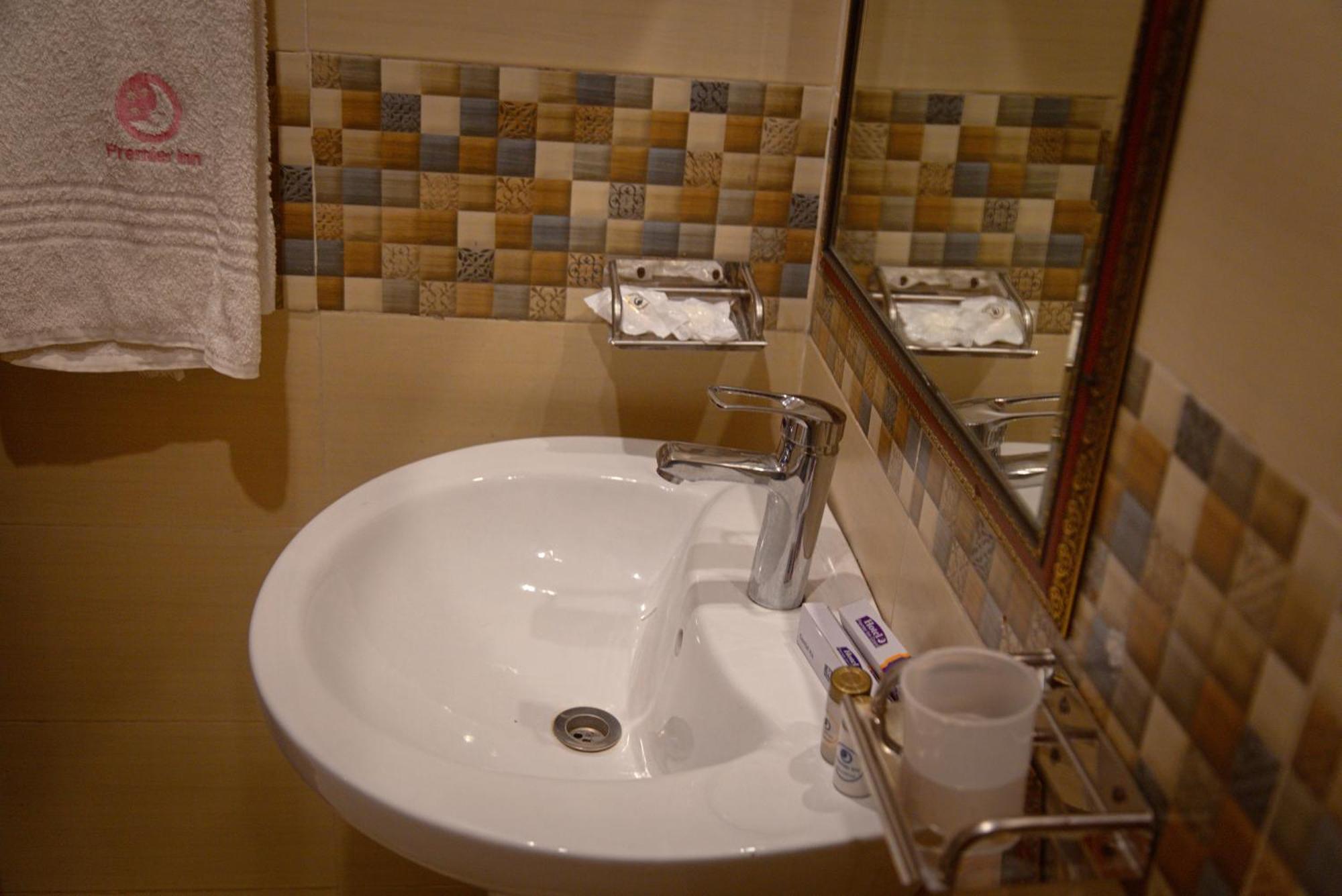 Hotel Premier Inn Johar Town Lahore Eksteriør bilde